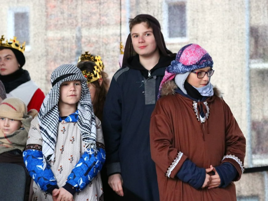 Tłum ludzi na ulicach miasta. Orszak z okazji Święta Trzech Króli i wspólne kolędowanie