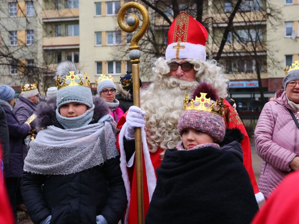 Tłum ludzi na ulicach miasta. Orszak z okazji Święta Trzech Króli i wspólne kolędowanie