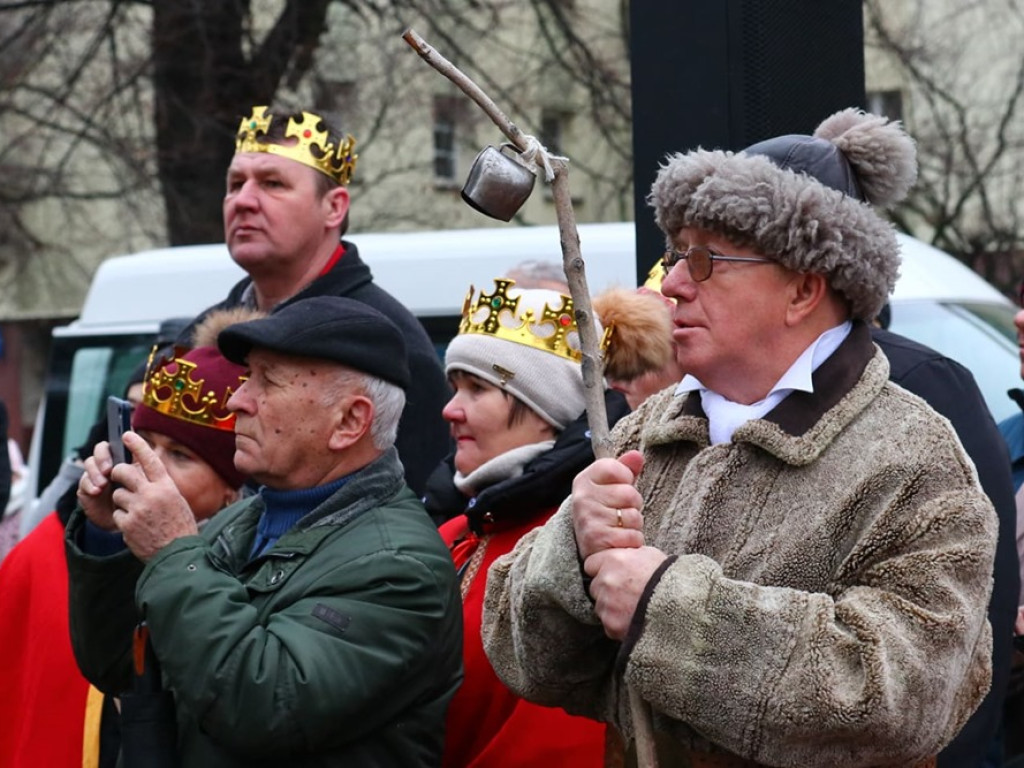 Tłum ludzi na ulicach miasta. Orszak z okazji Święta Trzech Króli i wspólne kolędowanie