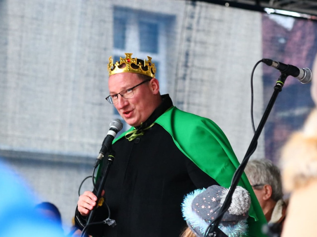 Tłum ludzi na ulicach miasta. Orszak z okazji Święta Trzech Króli i wspólne kolędowanie