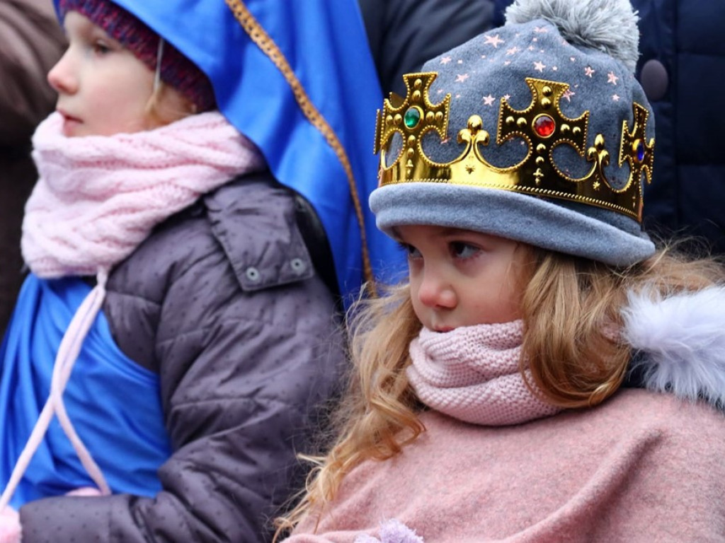 Tłum ludzi na ulicach miasta. Orszak z okazji Święta Trzech Króli i wspólne kolędowanie