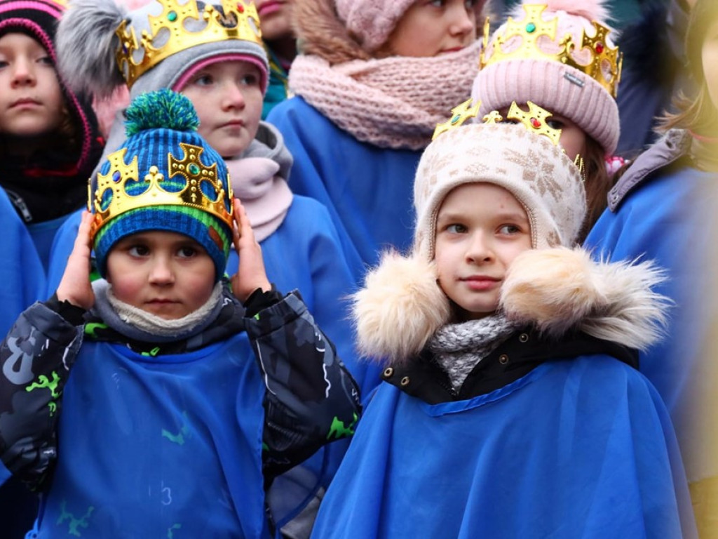 Tłum ludzi na ulicach miasta. Orszak z okazji Święta Trzech Króli i wspólne kolędowanie