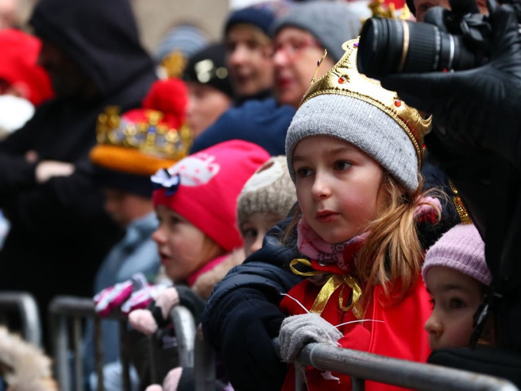 Tłum ludzi na ulicach miasta. Orszak z okazji Święta Trzech Króli i wspólne kolędowanie