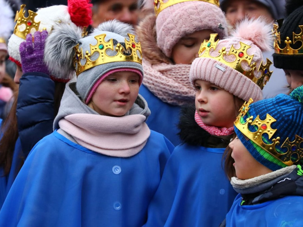 Tłum ludzi na ulicach miasta. Orszak z okazji Święta Trzech Króli i wspólne kolędowanie