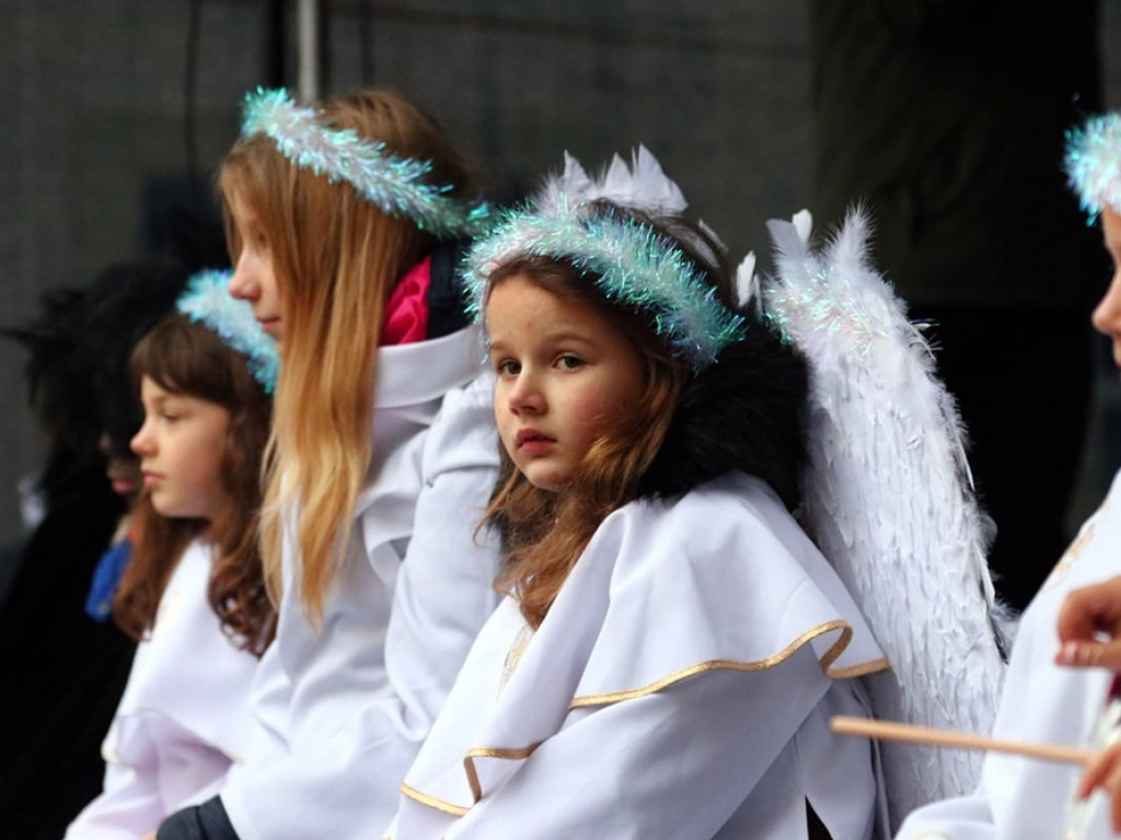 Tłum ludzi na ulicach miasta. Orszak z okazji Święta Trzech Króli i wspólne kolędowanie