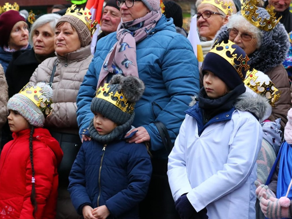 Tłum ludzi na ulicach miasta. Orszak z okazji Święta Trzech Króli i wspólne kolędowanie