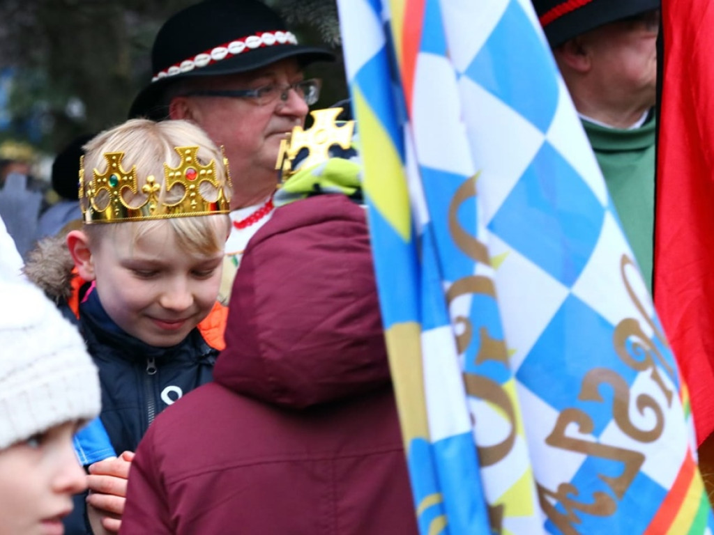 Tłum ludzi na ulicach miasta. Orszak z okazji Święta Trzech Króli i wspólne kolędowanie