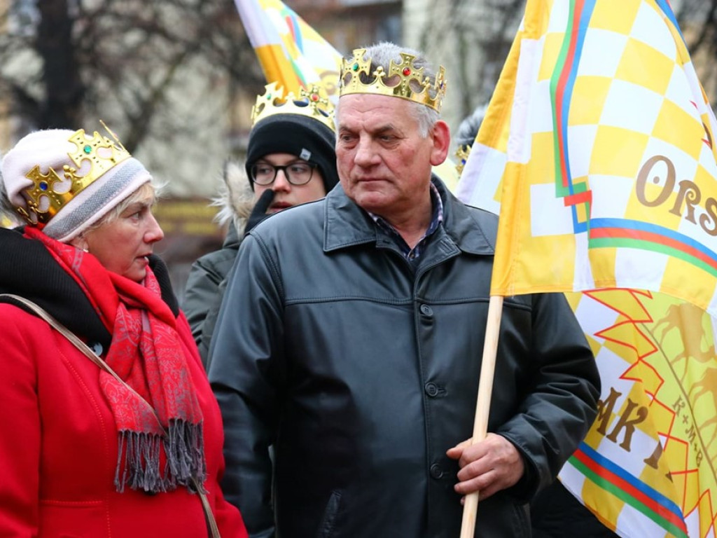 Tłum ludzi na ulicach miasta. Orszak z okazji Święta Trzech Króli i wspólne kolędowanie