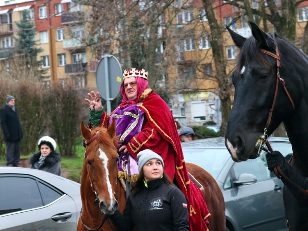 Tłum ludzi na ulicach miasta. Orszak z okazji Święta Trzech Króli i wspólne kolędowanie