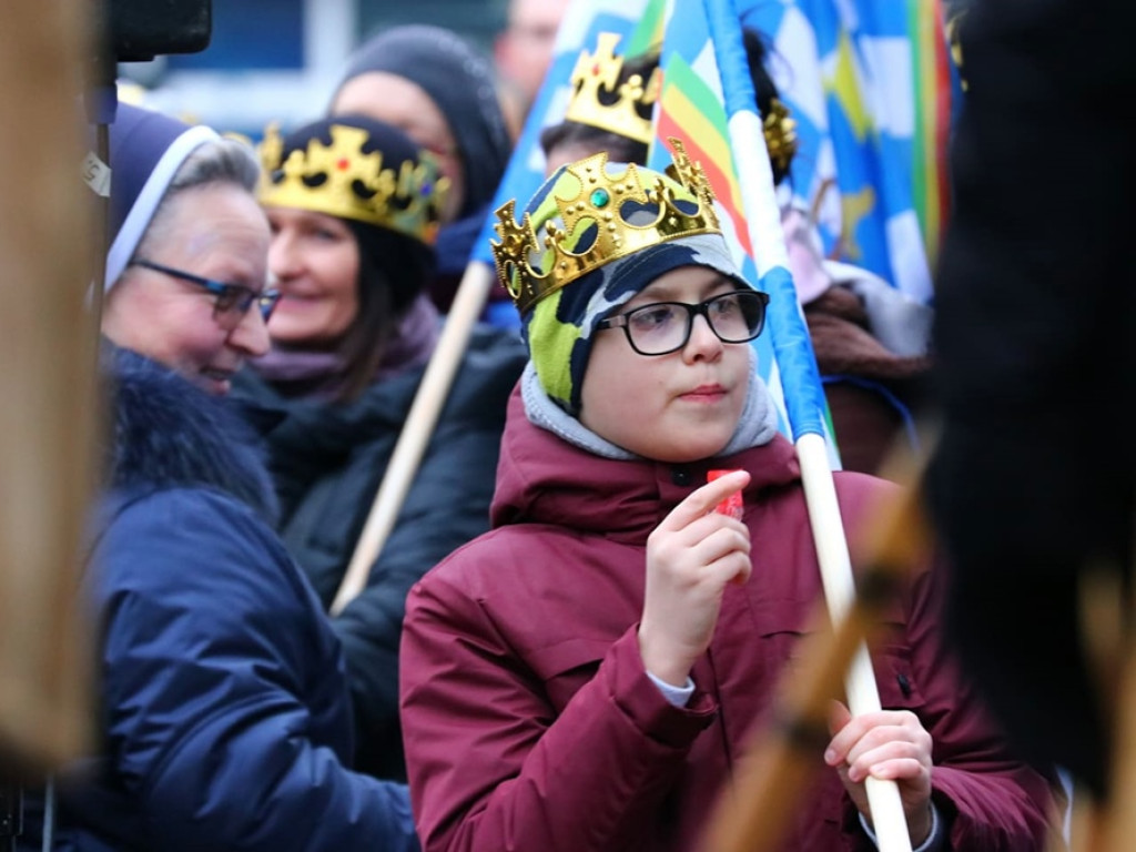 Tłum ludzi na ulicach miasta. Orszak z okazji Święta Trzech Króli i wspólne kolędowanie