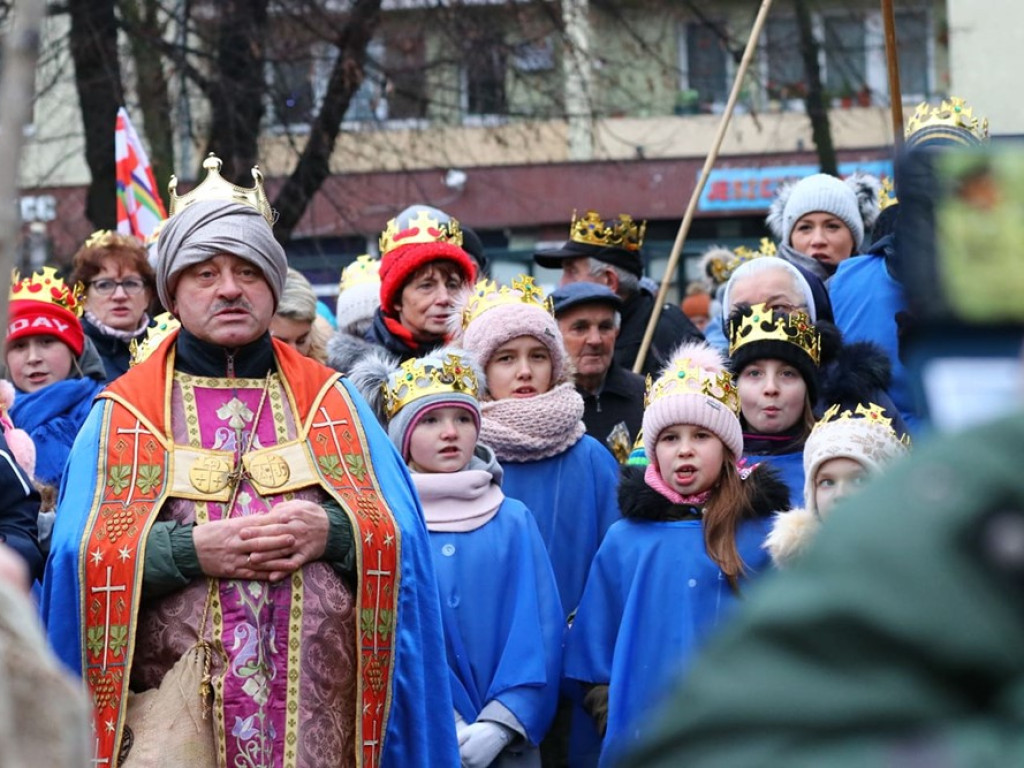 Tłum ludzi na ulicach miasta. Orszak z okazji Święta Trzech Króli i wspólne kolędowanie