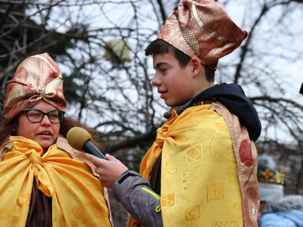 Tłum ludzi na ulicach miasta. Orszak z okazji Święta Trzech Króli i wspólne kolędowanie