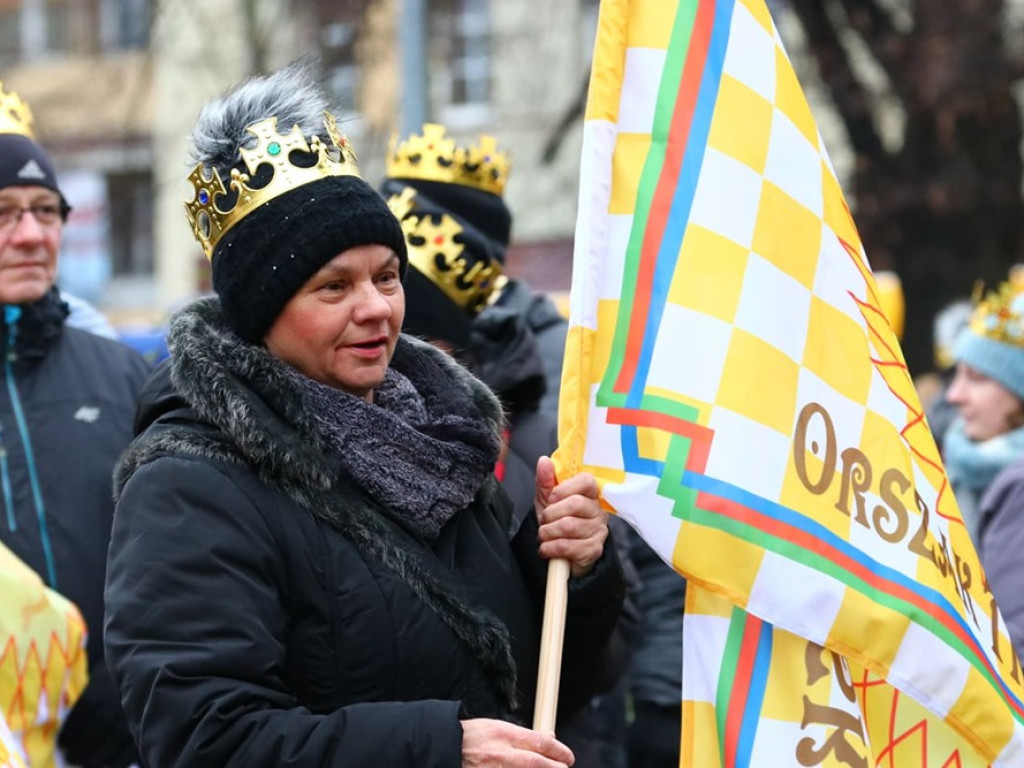 Tłum ludzi na ulicach miasta. Orszak z okazji Święta Trzech Króli i wspólne kolędowanie