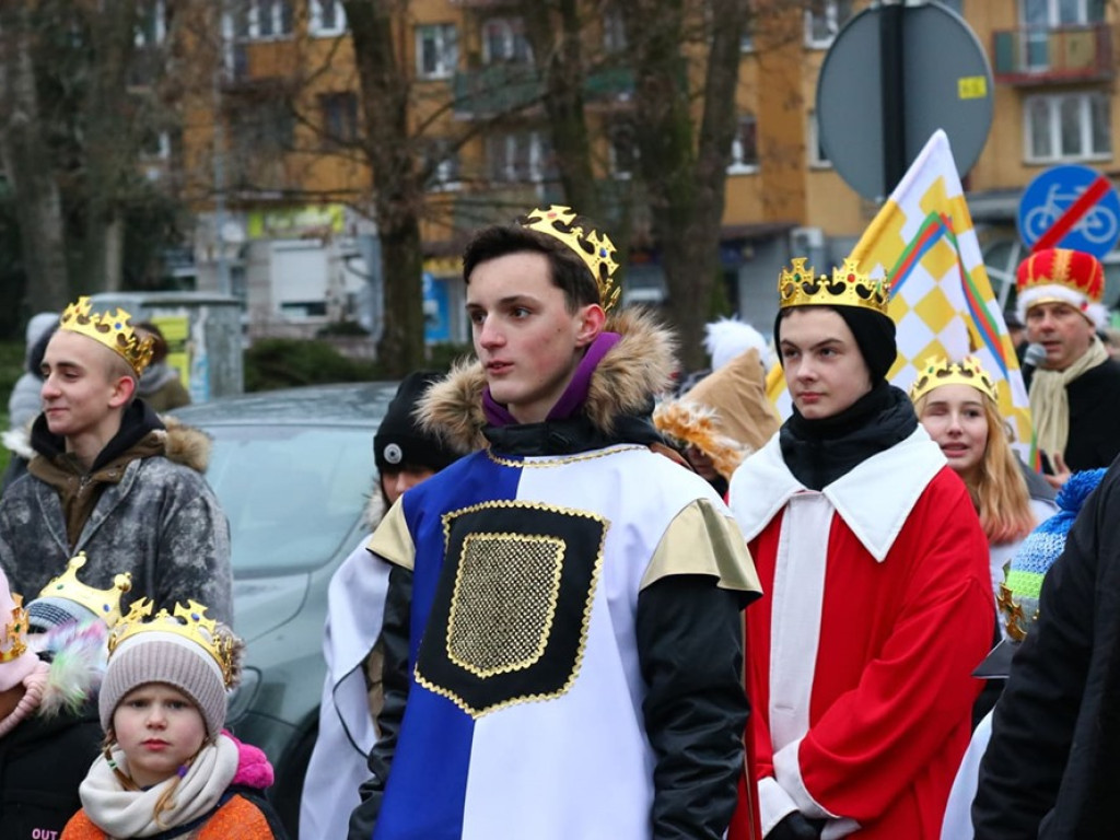 Tłum ludzi na ulicach miasta. Orszak z okazji Święta Trzech Króli i wspólne kolędowanie