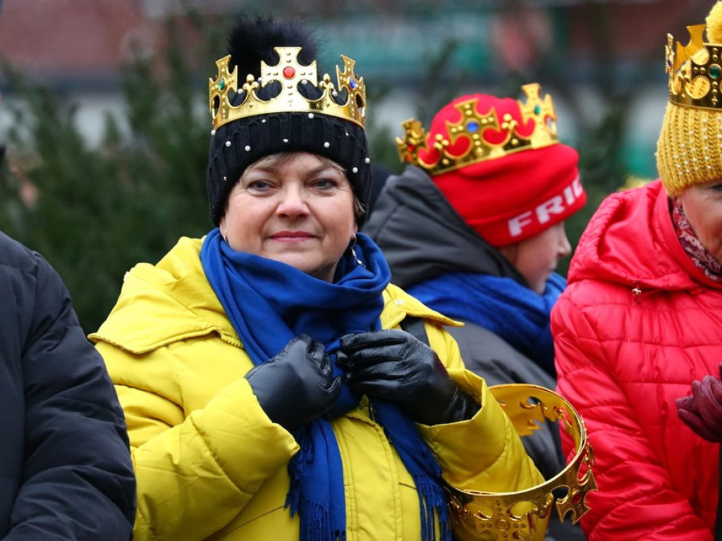 Tłum ludzi na ulicach miasta. Orszak z okazji Święta Trzech Króli i wspólne kolędowanie