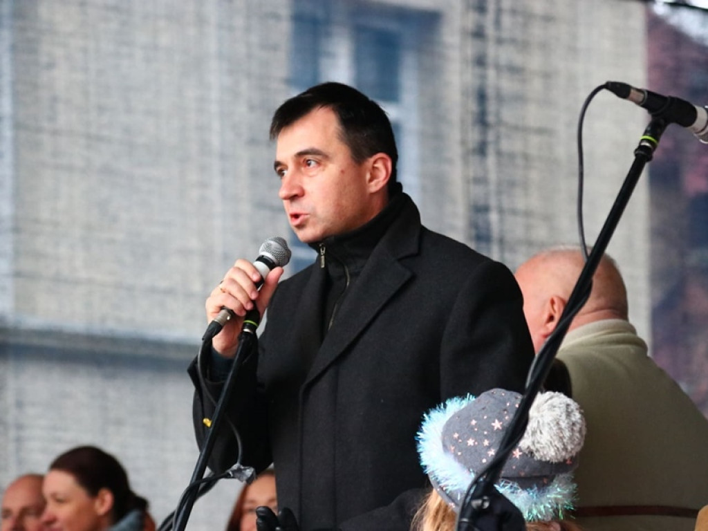 Tłum ludzi na ulicach miasta. Orszak z okazji Święta Trzech Króli i wspólne kolędowanie