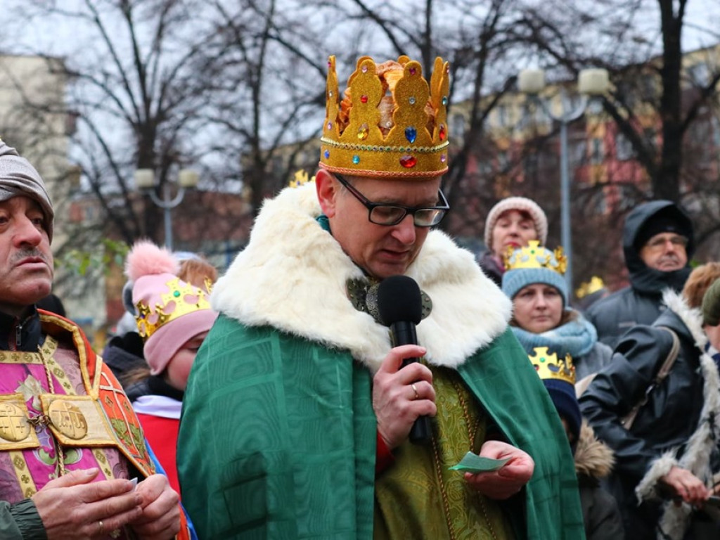 Tłum ludzi na ulicach miasta. Orszak z okazji Święta Trzech Króli i wspólne kolędowanie
