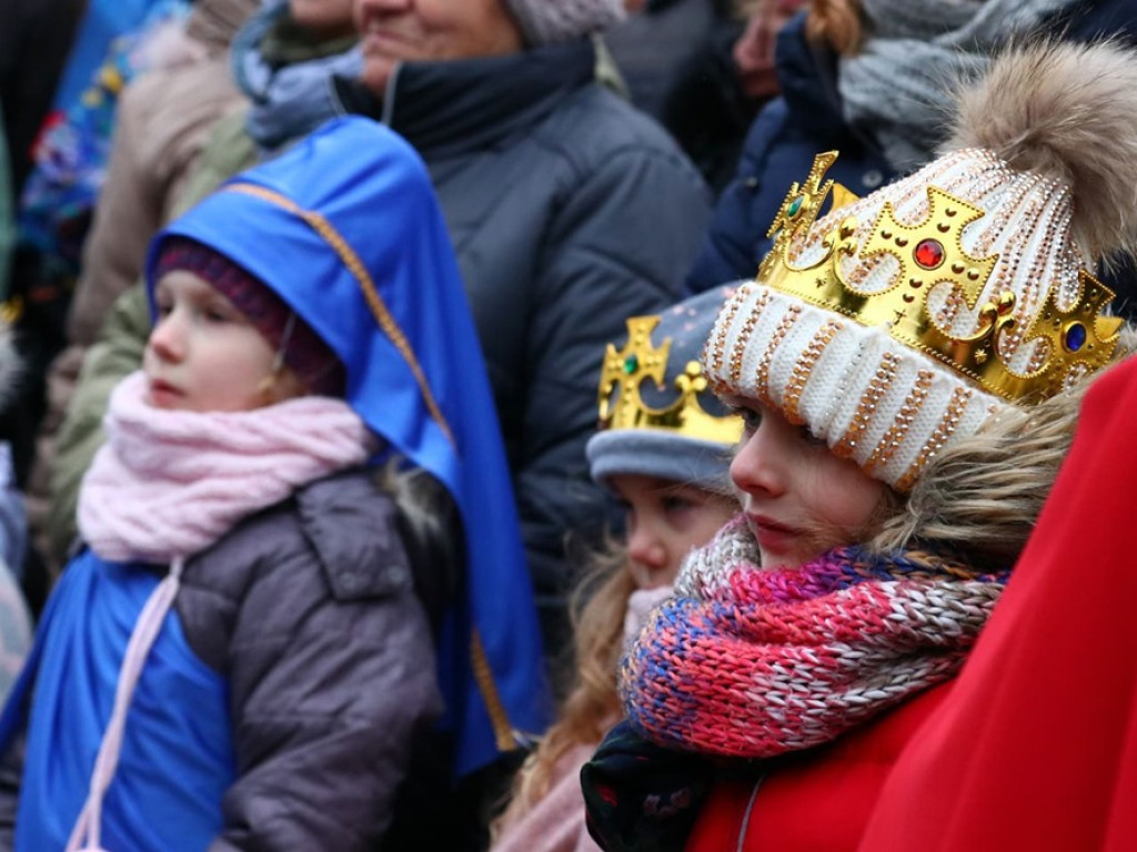 Tłum ludzi na ulicach miasta. Orszak z okazji Święta Trzech Króli i wspólne kolędowanie