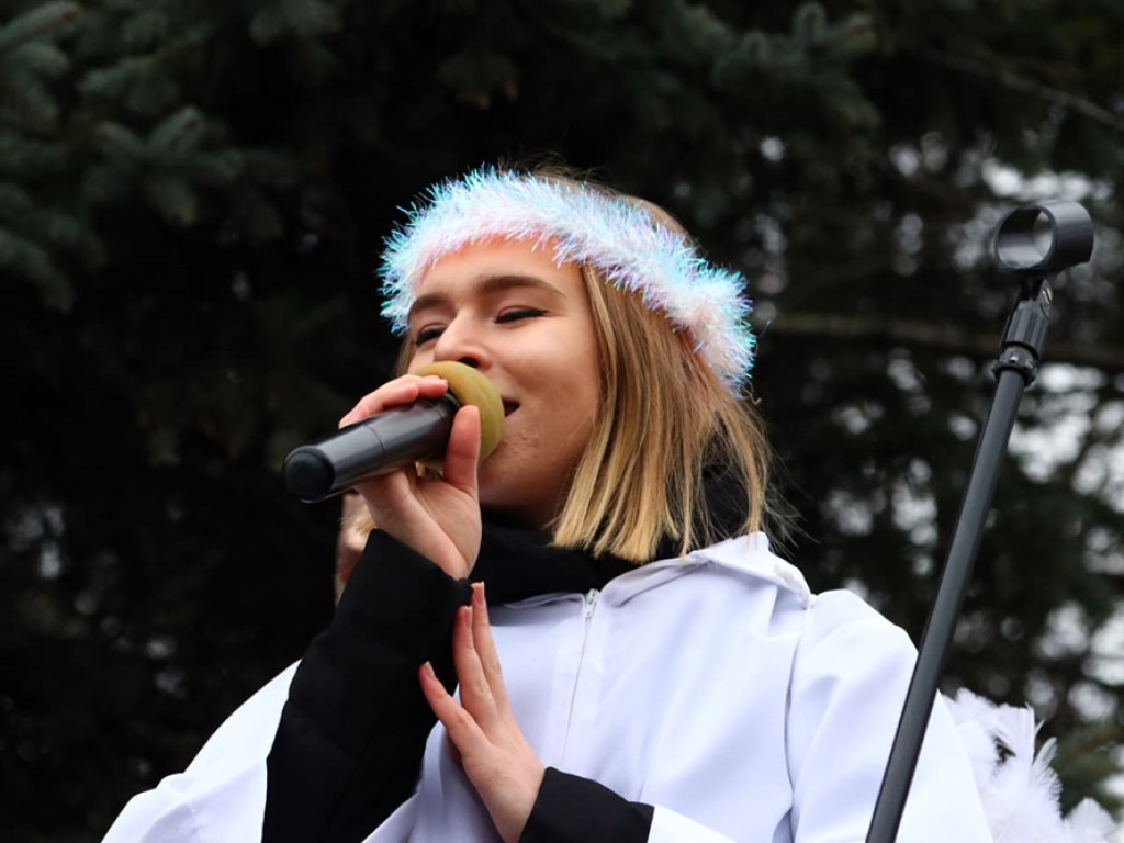 Tłum ludzi na ulicach miasta. Orszak z okazji Święta Trzech Króli i wspólne kolędowanie