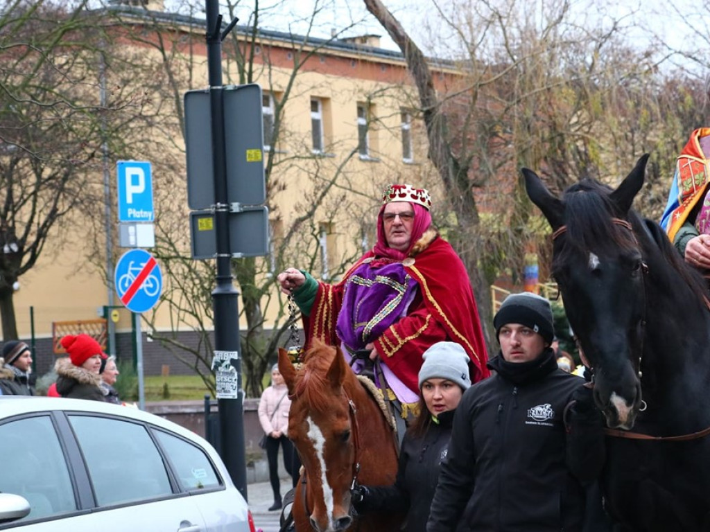 Tłum ludzi na ulicach miasta. Orszak z okazji Święta Trzech Króli i wspólne kolędowanie