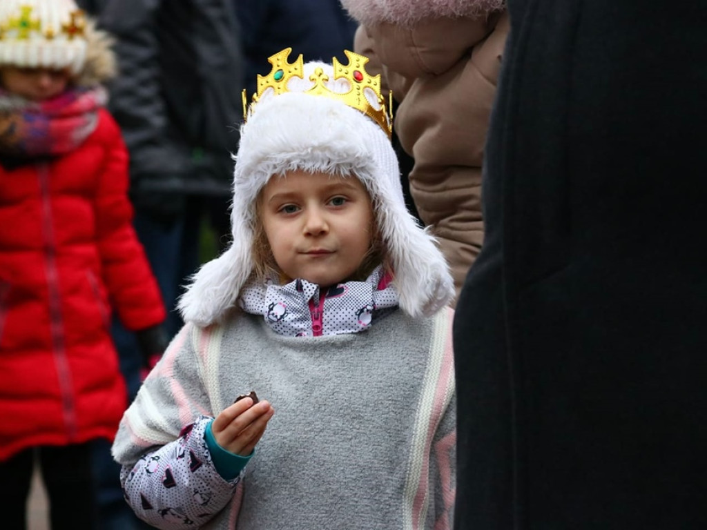 Tłum ludzi na ulicach miasta. Orszak z okazji Święta Trzech Króli i wspólne kolędowanie