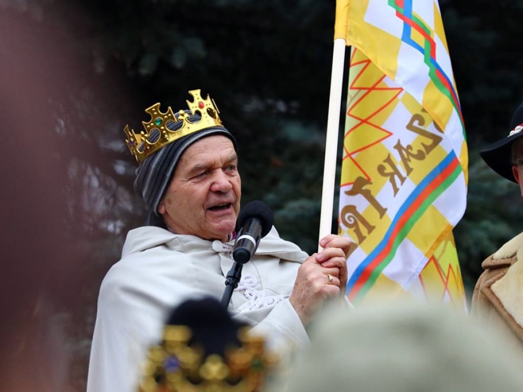 Tłum ludzi na ulicach miasta. Orszak z okazji Święta Trzech Króli i wspólne kolędowanie