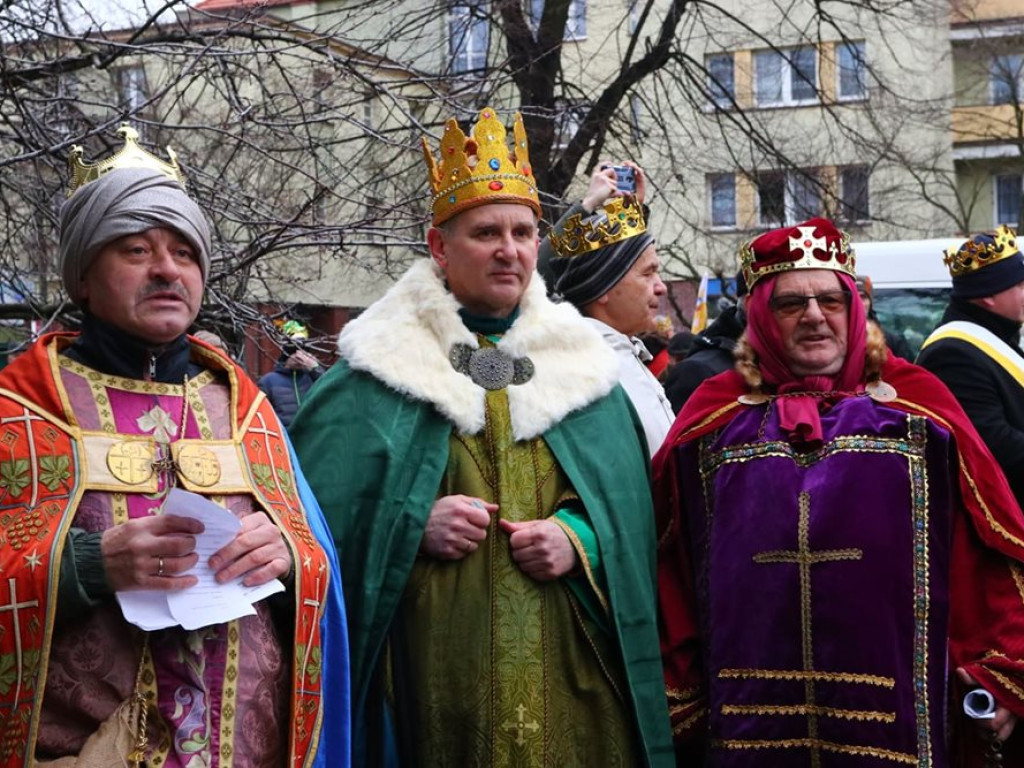 Tłum ludzi na ulicach miasta. Orszak z okazji Święta Trzech Króli i wspólne kolędowanie