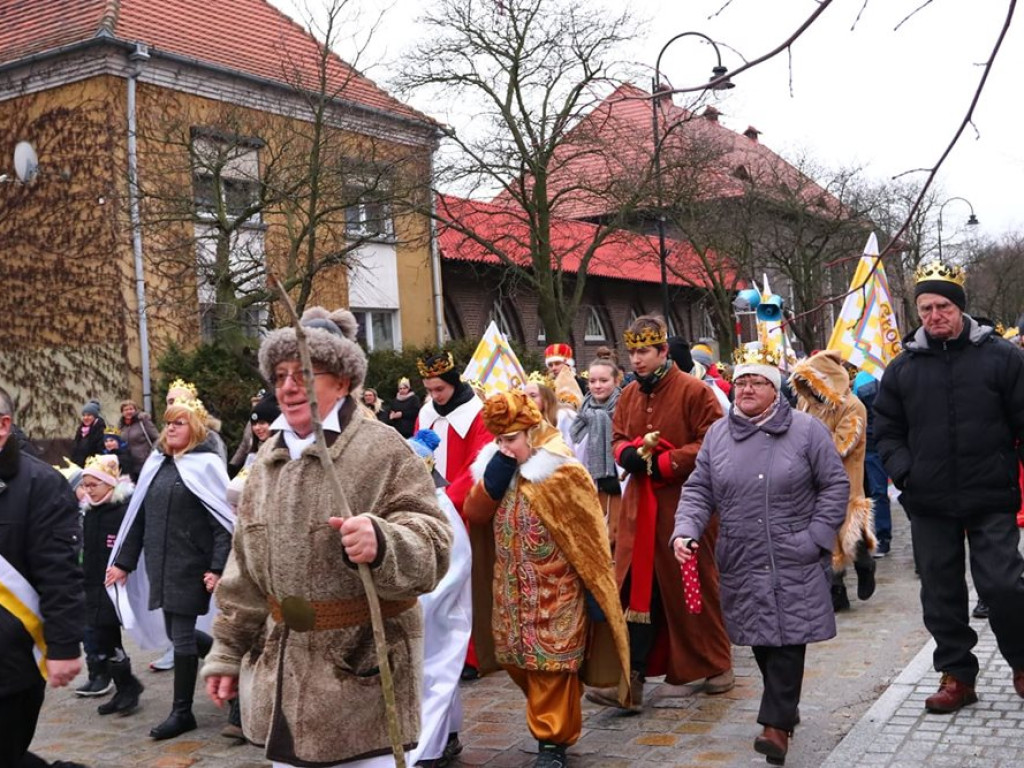 Tłum ludzi na ulicach miasta. Orszak z okazji Święta Trzech Króli i wspólne kolędowanie
