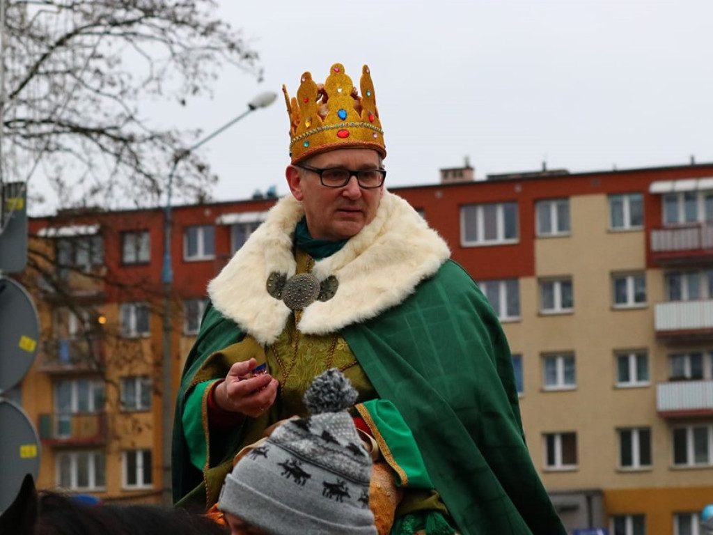 Tłum ludzi na ulicach miasta. Orszak z okazji Święta Trzech Króli i wspólne kolędowanie