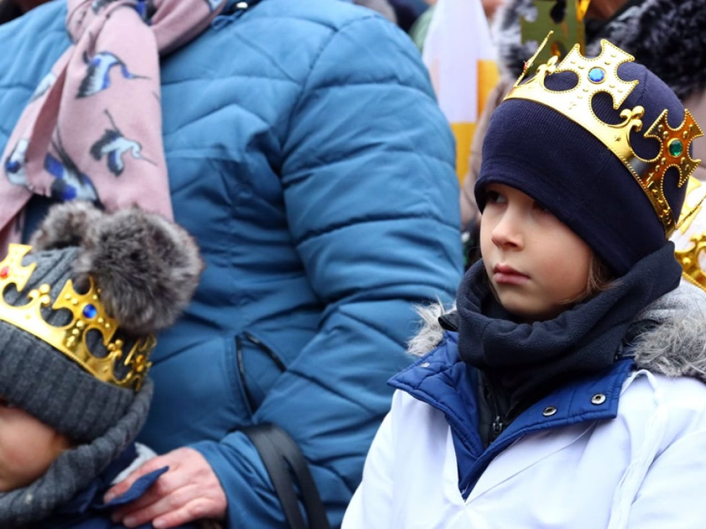 Tłum ludzi na ulicach miasta. Orszak z okazji Święta Trzech Króli i wspólne kolędowanie