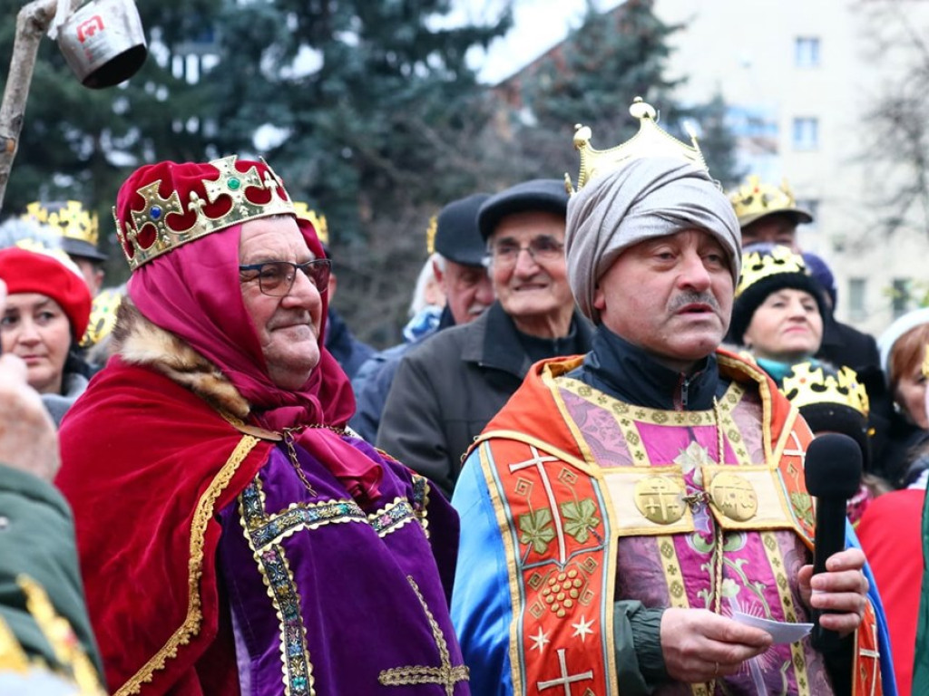 Tłum ludzi na ulicach miasta. Orszak z okazji Święta Trzech Króli i wspólne kolędowanie