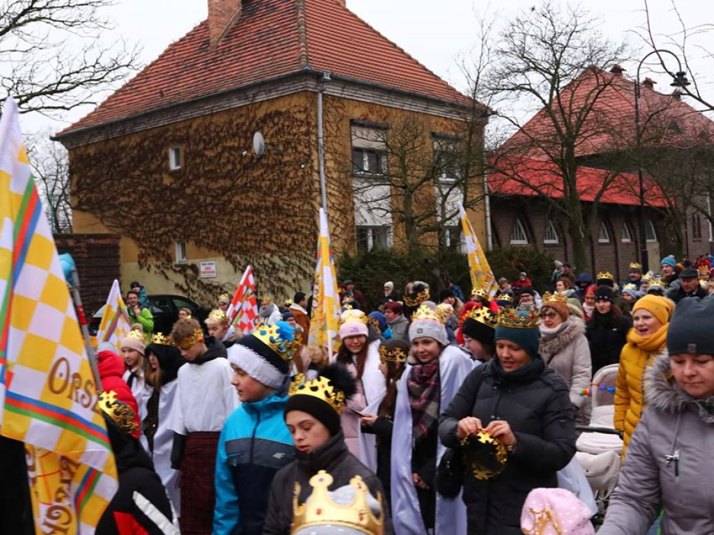 Tłum ludzi na ulicach miasta. Orszak z okazji Święta Trzech Króli i wspólne kolędowanie