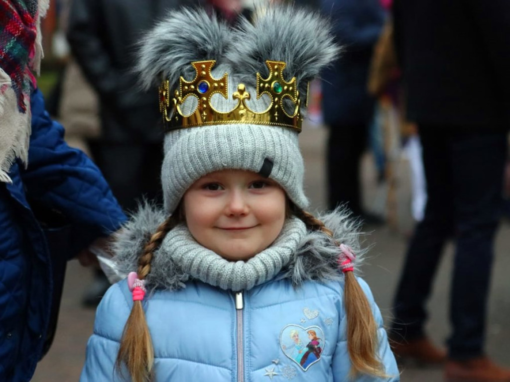 Tłum ludzi na ulicach miasta. Orszak z okazji Święta Trzech Króli i wspólne kolędowanie