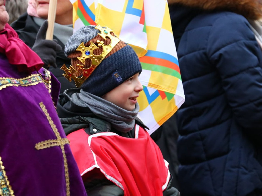 Tłum ludzi na ulicach miasta. Orszak z okazji Święta Trzech Króli i wspólne kolędowanie