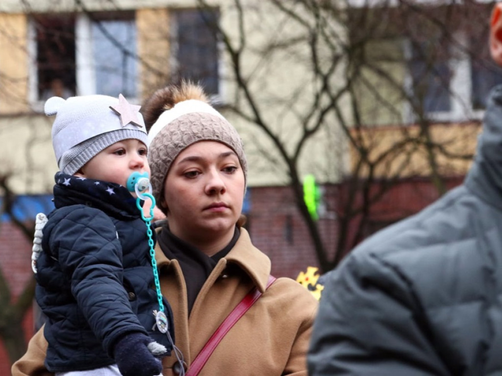 Tłum ludzi na ulicach miasta. Orszak z okazji Święta Trzech Króli i wspólne kolędowanie