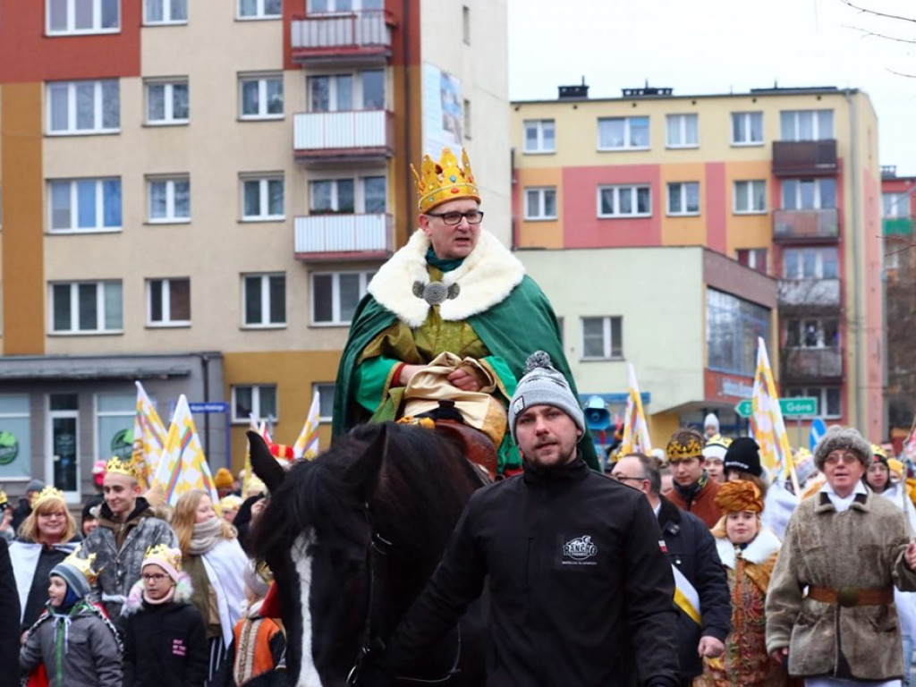 Tłum ludzi na ulicach miasta. Orszak z okazji Święta Trzech Króli i wspólne kolędowanie