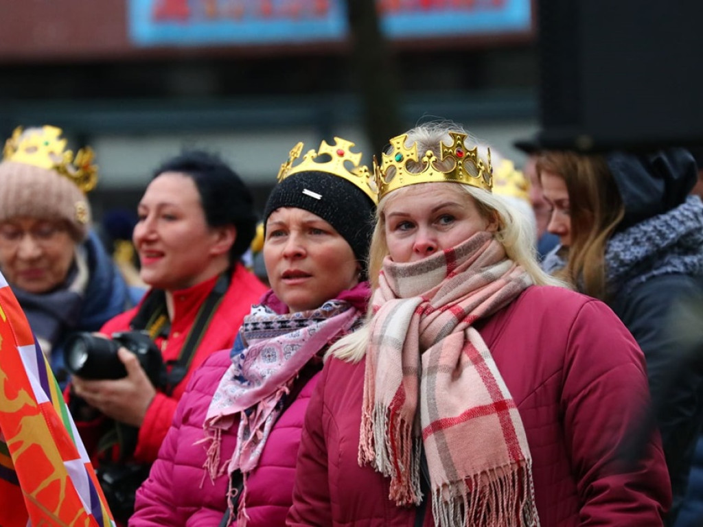 Tłum ludzi na ulicach miasta. Orszak z okazji Święta Trzech Króli i wspólne kolędowanie
