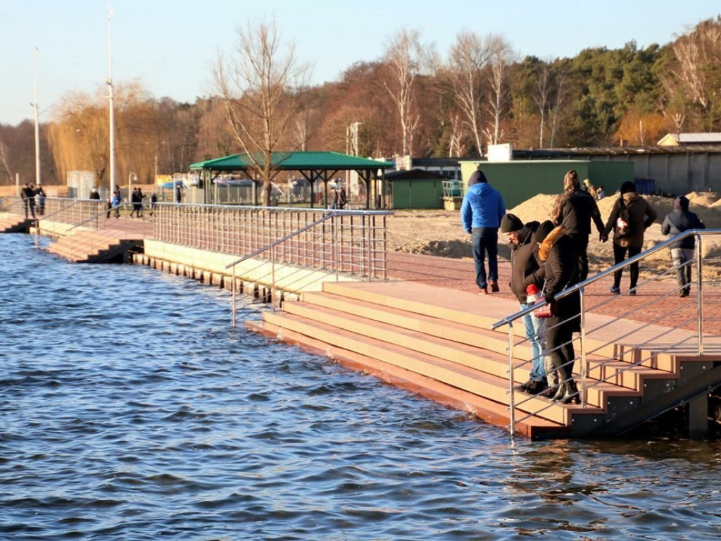 Spacery w czapce lub kąpiel w jeziorze. Zimowy weekend w Sławie, a na promenadzie sporo ludzi