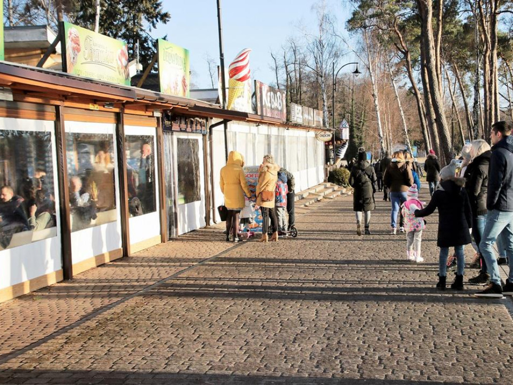 Spacery w czapce lub kąpiel w jeziorze. Zimowy weekend w Sławie, a na promenadzie sporo ludzi