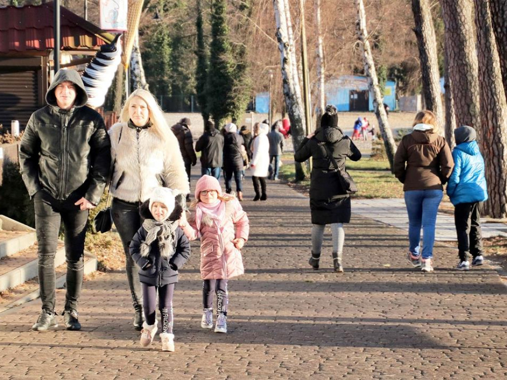 Spacery w czapce lub kąpiel w jeziorze. Zimowy weekend w Sławie, a na promenadzie sporo ludzi