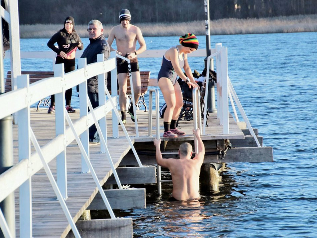 Spacery w czapce lub kąpiel w jeziorze. Zimowy weekend w Sławie, a na promenadzie sporo ludzi