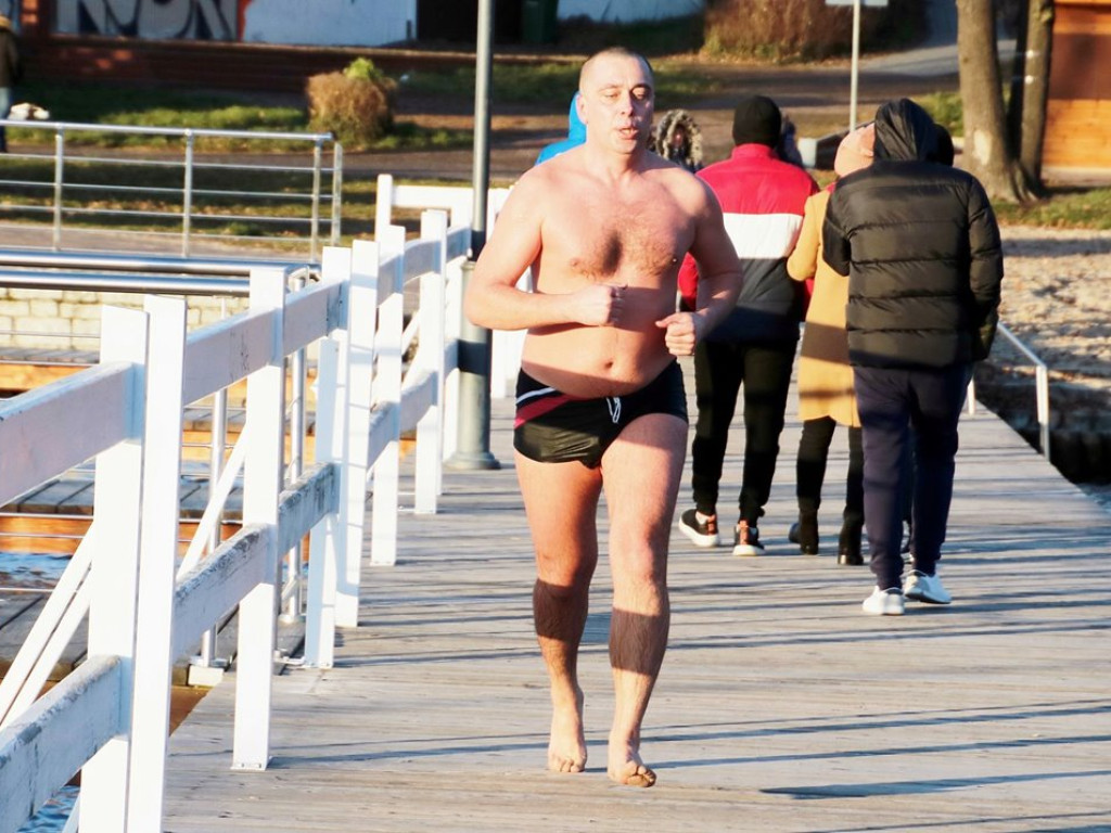 Spacery w czapce lub kąpiel w jeziorze. Zimowy weekend w Sławie, a na promenadzie sporo ludzi