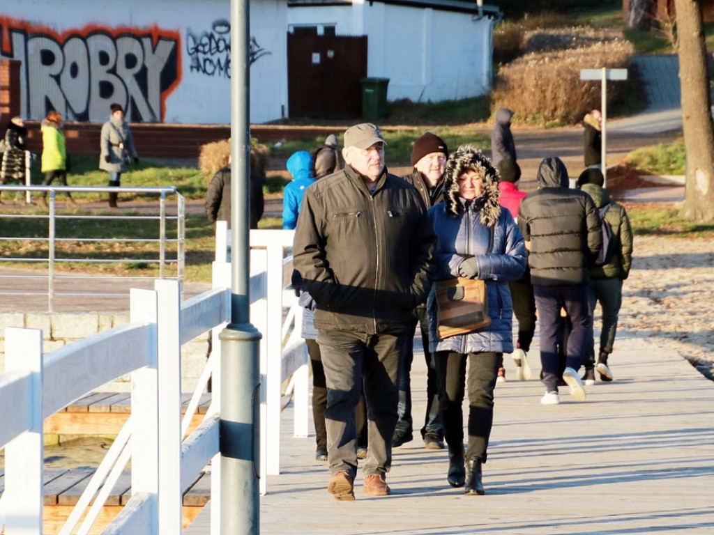 Spacery w czapce lub kąpiel w jeziorze. Zimowy weekend w Sławie, a na promenadzie sporo ludzi