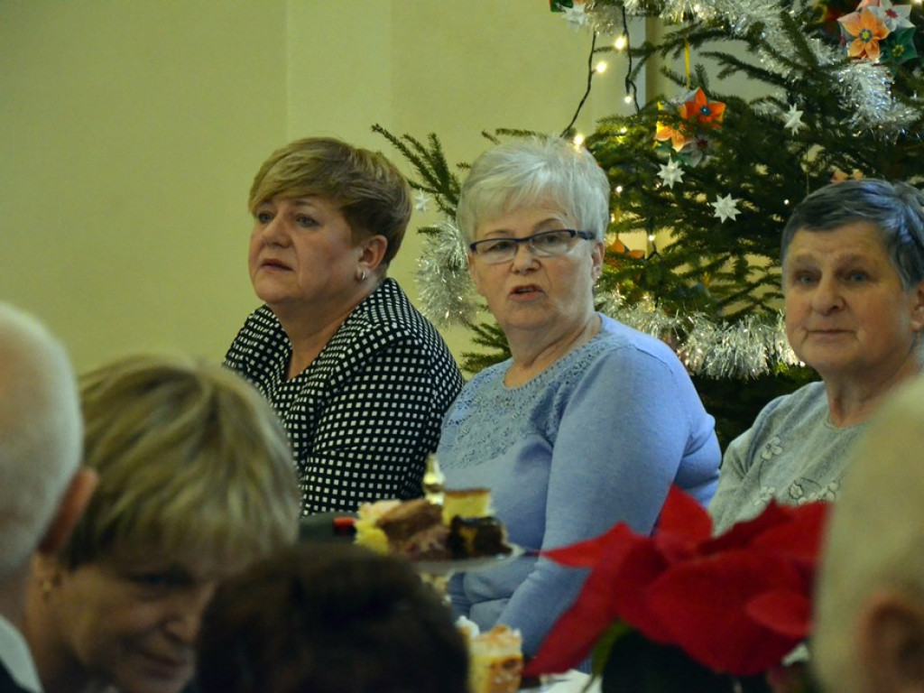 Seniorzy podzielili się opłatkiem z biskupem Stefanem Regmuntem