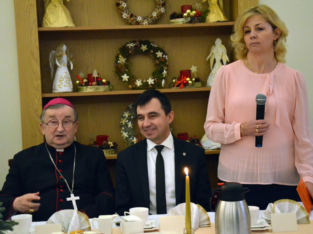 Seniorzy podzielili się opłatkiem z biskupem Stefanem Regmuntem