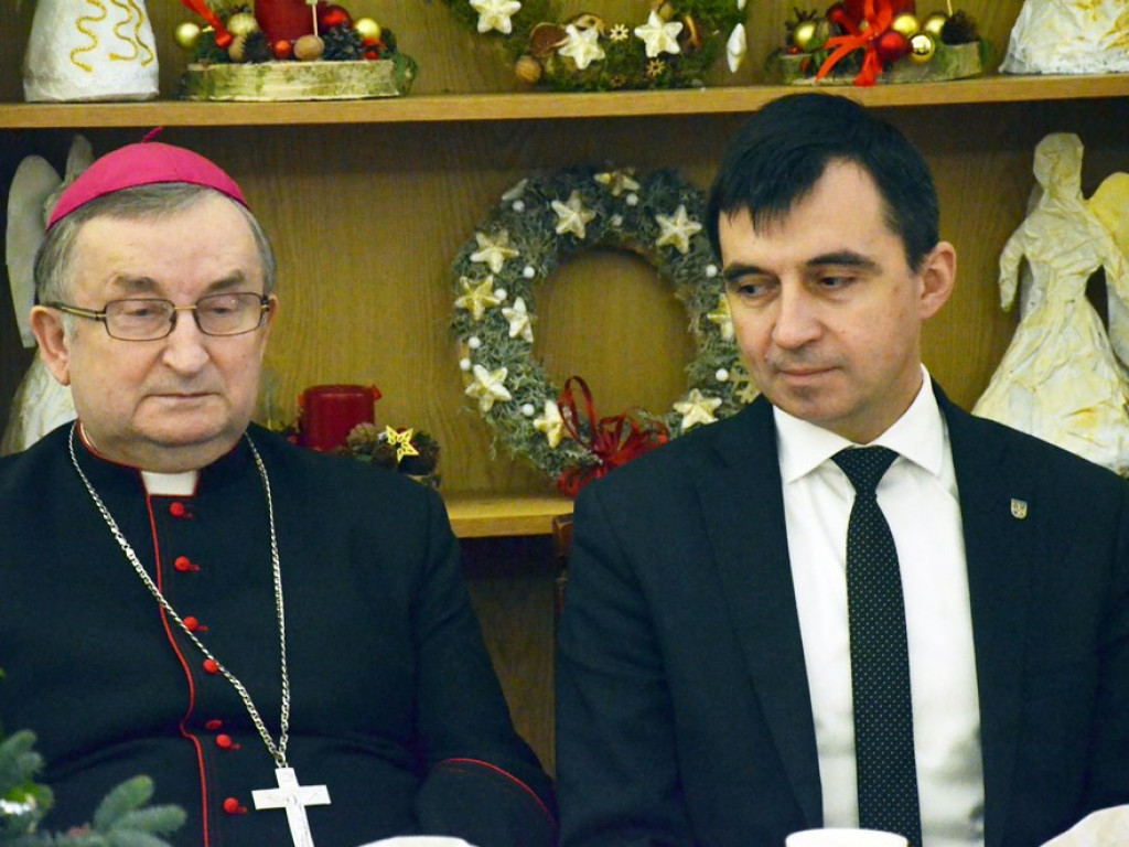 Seniorzy podzielili się opłatkiem z biskupem Stefanem Regmuntem