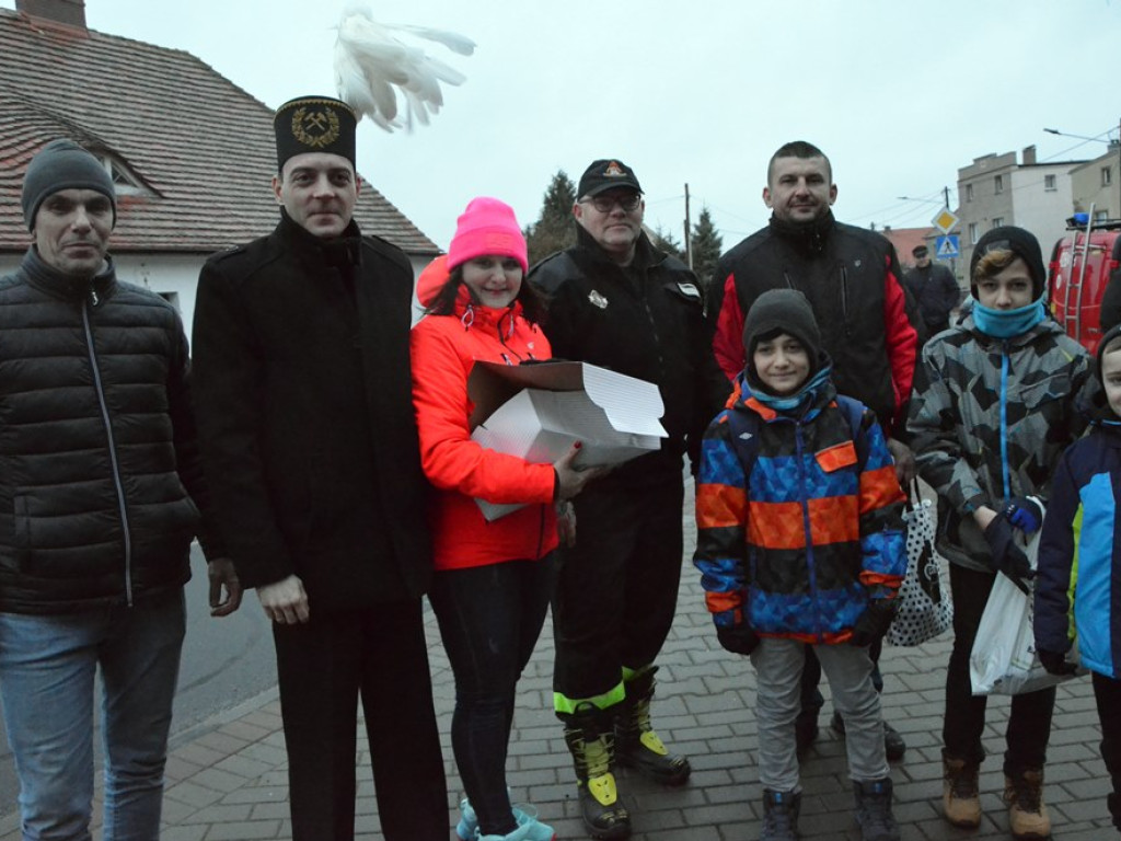 W modlitwie za górników idą do Grodowca. Blisko sto osób bierze udział w pielgrzymce