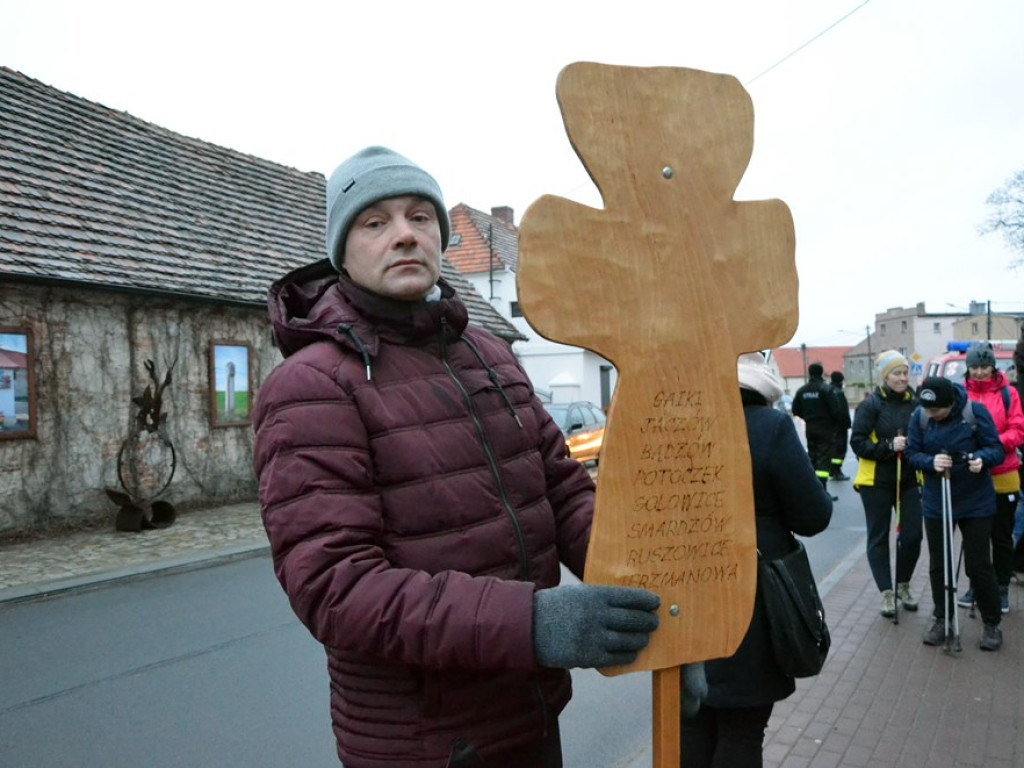 W modlitwie za górników idą do Grodowca. Blisko sto osób bierze udział w pielgrzymce