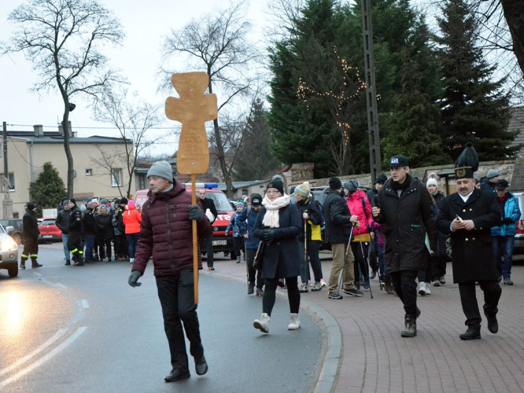 W modlitwie za górników idą do Grodowca. Blisko sto osób bierze udział w pielgrzymce