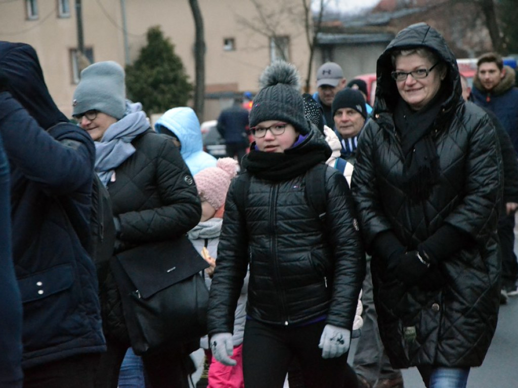 W modlitwie za górników idą do Grodowca. Blisko sto osób bierze udział w pielgrzymce